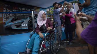 Antusias Warga Foto Bareng Replika Mobil Balap Formula E di Bundaran HI