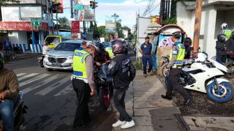 Apes! Bikers di Bandung Terpaksa Pulang Sunmori Naik Angkot Gara-gara Sepeda Motornya Disita Polisi