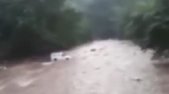 Viral,  Ambulans di NTT Nekat Terjang Sungai Deras demi Antar Jenazah