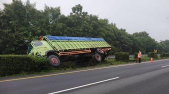 Diduga Ngantuk, Truk Terguling di Parit Tol Tangerang-Merak