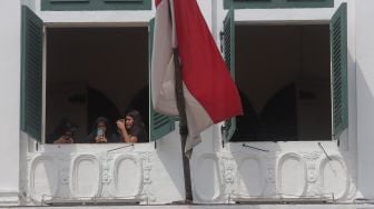 Warga berfoto di Museum Fatahillah, Kota Tua, Jakarta, Minggu (29/5/2022). [Suara.com/Angga Budhiyanto]