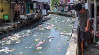 Warga beraktifitas di salah satu pemukiman padat penduduk di kawasan Tanah Abang, Jakarta Pusat, Senin (30/5/2022). [Suara.com/Alfian Winanto]