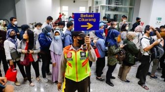 Sejumlah penumpang berpindah tujuan kereta saat penerapan switch over (SO) ke-5 di Stasiun Manggarai, Jakarta Selatan, Senin (30/5/2022). [Suara.com/Alfian Winanto]