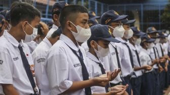 Sejumlah siswa berdoa bersama untuk anak Ridwan Kamil di SMPN 1 Depok, Jawa Barat, Senin (30/5/2022). ANTARA FOTO/Asprilla Dwi Adha
