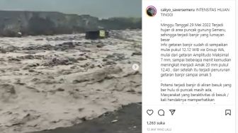 Truk Bermuatan Batu Terseret Aliran Lahar Dingin Gunung Semeru di Kampung Renteng Lumajang