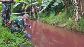 Begini Kesaksian Warga Soal Air Sungai Cimeta di Bandung Barat yang Berubah Jadi Warna Merah Darah