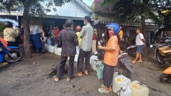 Satu Hari Jelang Pencabutan Subsidi Minyak Goreng, Antrean Pembeli di Jogja Mengular