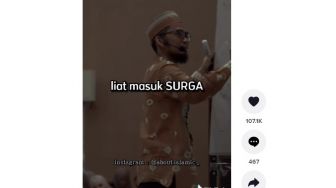 Kocak! Momen Lucu Ustaz Adi Hidayat Kedapatan Mengeluh Saat Mengajar: Nulis Sendiri, Menghapus Sendiri