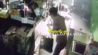 Terekam CCTV, Maling Bobol Minimarket di Bintaro Jaksel, Gondol Rokok dan Uang Rp 900 Ribu