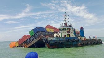 Kapal Kontainer yang Karam di Perairan Karimun Dievakuasi Bakamla: Sebagian Jatuh ke Laut