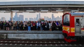 Imbas Perubahan Rute, Penumpang KRL di Stasiun Manggarai Menumpuk