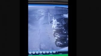 Terekam CCTV, Pria Ini Tidak Sadar Injak Ular di Samping Sepeda Motor Sampai Digigit