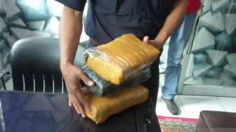 Tiga Bungkusan Dilakban Ditemukan di Bawah Kursi Teras Rumah, Warga Komplek Perumahan Mengira Ganja