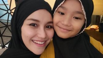 6 Momen Ayu Ting Ting Berangkat Umrah, Naik Pesawat First Class