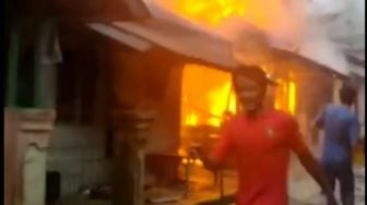 Diduga Konsleting Listrik, Rumah Warga Sobang Lebak Terbakar