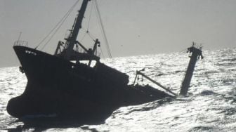 Kapal Tenggelam Di Pulau Bokori Sultra, 19 Orang Dievakuasi
