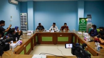 Ketua Komisi Fatwa MUI Asrorun Niam Soleh (tengah) saat memberikan keterangan pers terkait fatwa kurban ditengah wabah PMK di Gedung MUI Pusat, Jakarta Pusat, Selasa (31/5/2022). [Suara.com/Alfian Winanto]