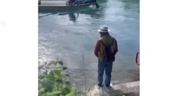 Viral Video Ridwan Kamil Berdiri di Tepi Sungai Lihat Pencarian Eril, Netizen: Sumpah Nyesek Banget!