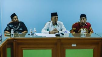 Ketua Komisi Fatwa MUI Asrorun Niam Soleh (tengah) saat memberikan keterangan pers terkait fatwa kurban ditengah wabah PMK di Gedung MUI Pusat, Jakarta Pusat, Selasa (31/5/2022). [Suara.com/Alfian Winanto]