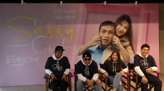 Pemain film My Sassy Girl, Jefri Nichol, Tiara Andini, dan Raja Giannuca ditemui saat konferensi pers film terbaru mereka di kawasan Duren Tiga, Jakarta, Selasa (31/5/2022). [Suara.com/Angga Budhiyanto]