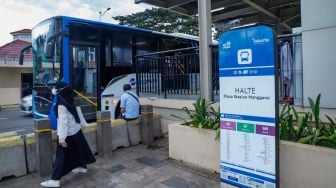 Bus Transjakarta menunggu penumpang di Plaza Stasiun Manggarai, Jakarta Selatan, Selasa (31/5/2022). [Suara.com/Alfian Winanto]