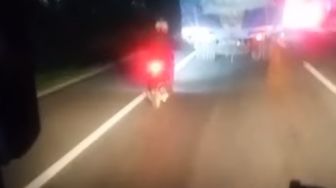 Tanpa Beban, Pengendara Motor Jalan Nyantai di Tol Jakarta-Cikampek, Sanksi Apa yang Bakal Diterima Pelaku?