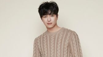 Yeon Woo Jin Pertimbangkan untuk Tampil dalam Drama Terbaru Netflix