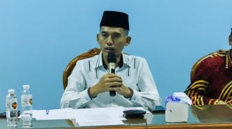 Ketua Komisi Fatwa MUI Asrorun Niam Soleh saat memberikan keterangan pers terkait fatwa kurban ditengah wabah PMK di Gedung MUI Pusat, Jakarta Pusat, Selasa (31/5/2022). [Suara.com/Alfian Winanto]