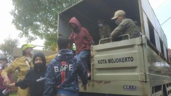 Razia Indekos di Kota Mojokerto, Satpol PP Tangkap Basah Pasangan Muda-mudi Berduaan di Kamar