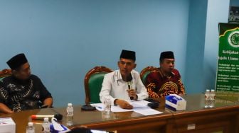 Ketua Komisi Fatwa MUI Asrorun Niam Soleh (tengah) saat memberikan keterangan pers terkait fatwa kurban ditengah wabah PMK di Gedung MUI Pusat, Jakarta Pusat, Selasa (31/5/2022). [Suara.com/Alfian Winanto]