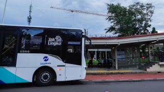 Bus Transjakarta menunggu penumpang di Plaza Stasiun Manggarai, Jakarta Selatan, Selasa (31/5/2022). [Suara.com/Alfian Winanto]