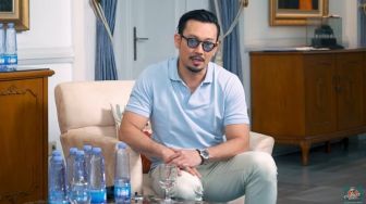 Disarankan Jadi Aktor Ketimbang Bikin Konten Alay, Denny Sumargo Langsung Pamer Piala
