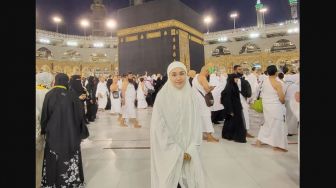 Unggah Foto di Depan Ka'bah, Ayu Ting Ting Banjir Doa dari Publik: Semoga Semuanya Diijabah Allah SWT