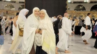 Foto Perdana Ayu Ting Ting Umrah Meski Lagi Sakit, Pucat dan Lesu di Depan Kakbah