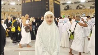 Muntah-Muntah dan Sakit Kepala Setiba di Tanah Suci, Ayu Ting Ting Tetap Tunaikan Umrah