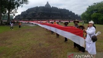 Potret Bendera Merah Putih 1.000 Meter Kelilingi Candi Borobudur di Hari Lahir Pancasila