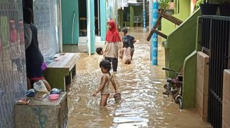 Banjir Kiriman dari Bogor Mulai Surut, Warga Kebon Pala Mulai Bersihkan Lumpur