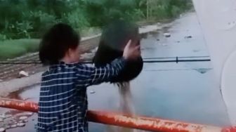 Demi Konten, Emak-Emak Ini Buang Sampah Ke Sungai Sambil Berjoget Tuai Kecaman Netizen: Ditunggu Klarifikasinya