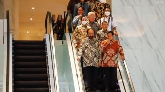 Ketua Umum Partai Gerindra Prabowo Subianto dan Ketua Umum Partai NasDem (Nasional Demokrat) Surya Paloh berjalan bersama usai menggelar pertemuan di Kantor DPP Partai NasDem, Jakarta Pusat, Rabu (1/6/2022).  [Suara.com/Alfian Winanto]