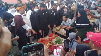 Jokowi Belanja Cabai 5 Gelas di Pasar Mbongawani Ende, Penjual Diberi Uang Rp150.000