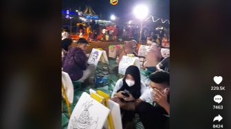 Viral di TikTok, Pasangan Habiskan Waktu Mewarnai di Pasar Malam Untuk Bantu Pedagang Kecil