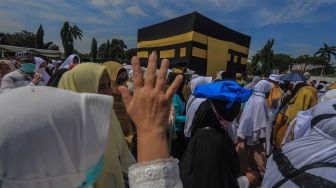 Sejumlah jamaah calon haji melakukan manasik haji di Lapangan Tegar Beriman, Cibinong, Kabupaten Bogor, Jawa Barat, Rabu (1/6/2022).  ANTARA FOTO/Yulius Satria Wijaya