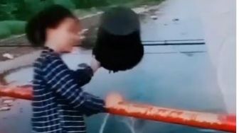 Buang Sampah di Sungai Sambil Joget TikTok, Dua Perempuan Ini Dihujat Warganet