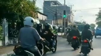 Pria Berbaju Hijau Loreng di Jalan Ini Jadi Sorotan Warganet, Tak Pakai Helm Tapi Lolos Razia