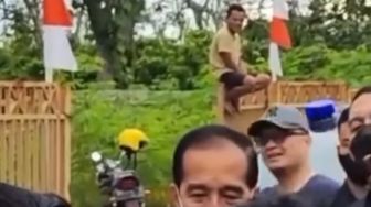 Warga Antusias Dapat Bingkisan dari Jokowi, Sosok Ini Tetap Tenang Duduk di Atas Pagar, Tingkahnya Jadi Sorotan