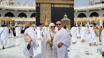 5 Seleb Dikritik Saat Jalani Ibadah Umrah, Terkini Orangtua Ayu Ting Ting