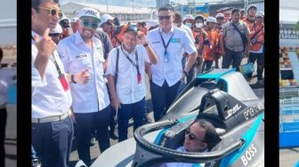 Cek Sirkuit JIEC di Ancol, Anies Jajali Duduk di Kokpit Mobil Formula E