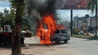 Mobil Daihatsu Xenia Keluarkan Asap dan Meledak Saat Antre BBM di SPBU Kota Kendari
