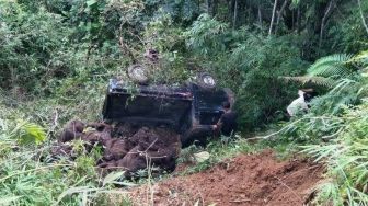 Bikin Warga Cianjur Geleng-geleng Kepala, Sopir Ini Selamat Usai Mobil yang Ia Kendarai Masuk Jurang