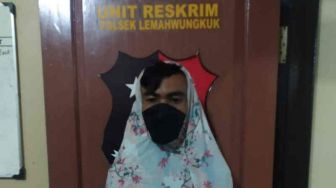 Nyamar Jadi Wanita sambil Pakai Mukena untuk Mencuri, Pria di Cirebon Diringkus Polisi